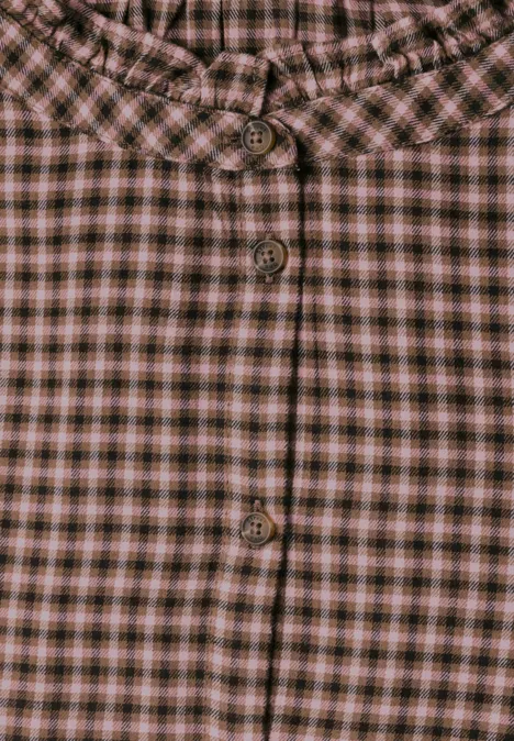 Blouse met lange mouwen, ronde hals en ruches warm blush Nahaufnahme eines karierten Oberteils in Braun-Schwarz mit Rüschenkragen und Knopfleiste.