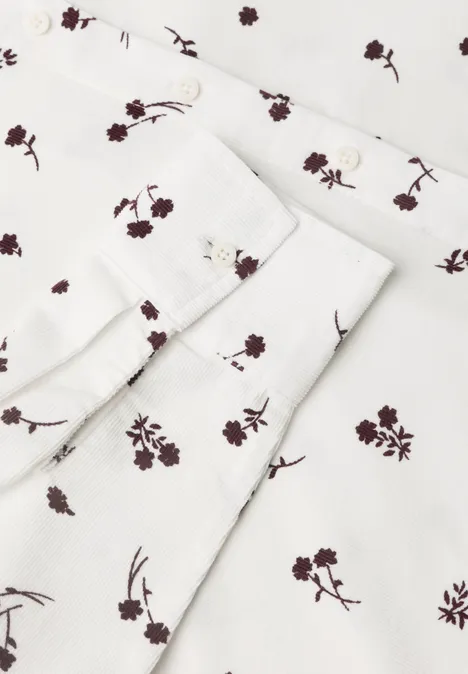 Weißes Hemd mit kleinem braunem Blumenmuster.