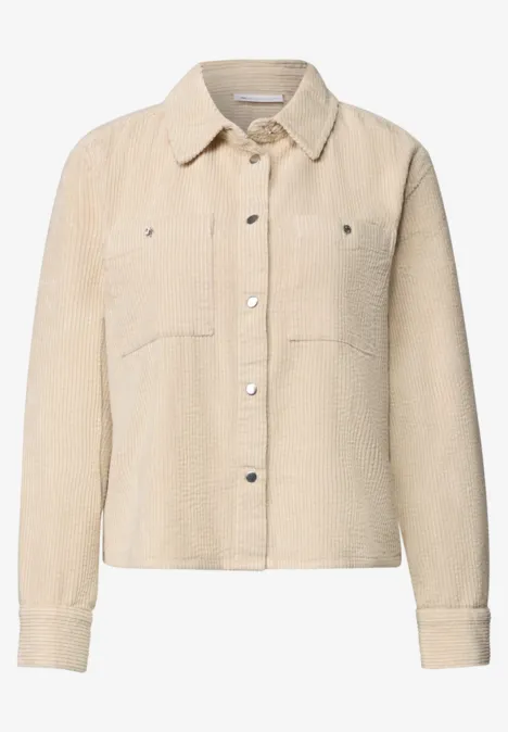 Beige corduroy overshirt met knoopsluiting, twee borstzakken en recht model.