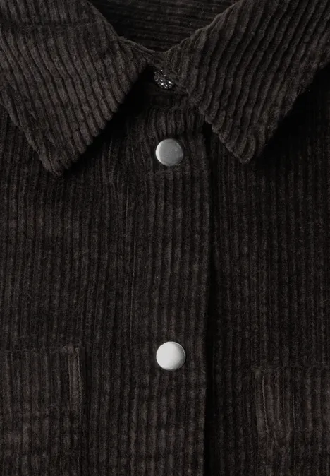 Overhemd van corduroy met borstzakken black coffee Braune Cordjacke mit Stehkragen und silbernen Druckknöpfen.