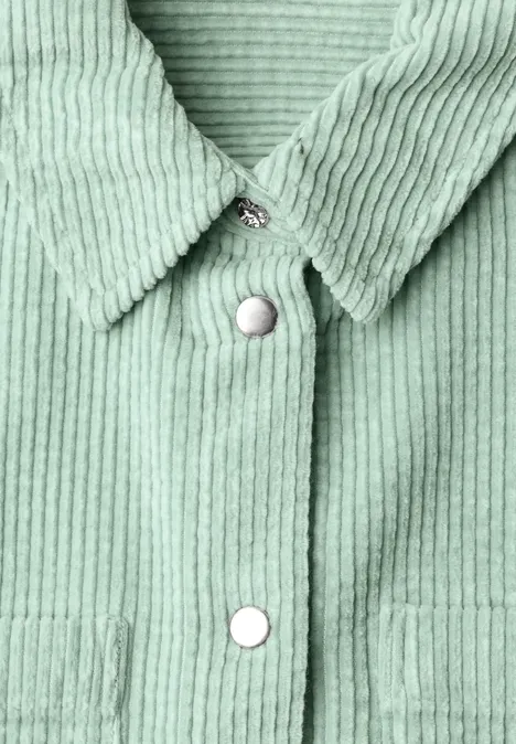 Overhemdblouse van corduroy met borstzakken eucalyptus green Detailaufnahme eines mintgrünen Cordhemds mit Kragen und weißen Druckknöpfen.