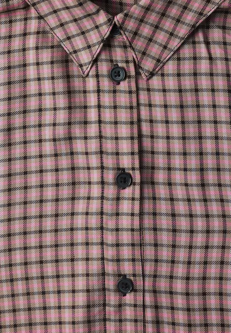 Nahaufnahme eines karrierten Hemdes in Rosa und Grün mit schwarzen Knöpfen