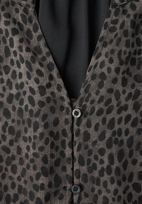 Getupfte Jacke mit schwarz-grauem Leopardenmuster und Knöpfen.