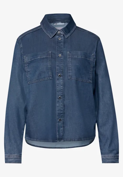 Dunkelblaue Jeansbluse mit Brusttaschen, Knopfleiste und Hemdkragen.