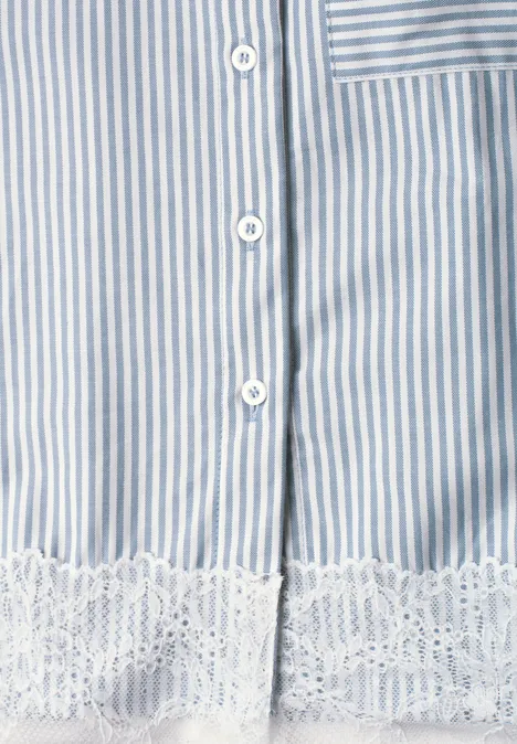 Chemisier à manches longues, rayé et orné d'une bordure en dentelle northern blue Nahaufnahme eines blau-weiß gestreiften Kleidungsstücks mit weißen Knöpfen und Spitzenbesatz