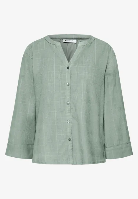 Lockere, hellgrüne V-Neck-Bluse mit Knopfleiste und weiten Ärmeln.