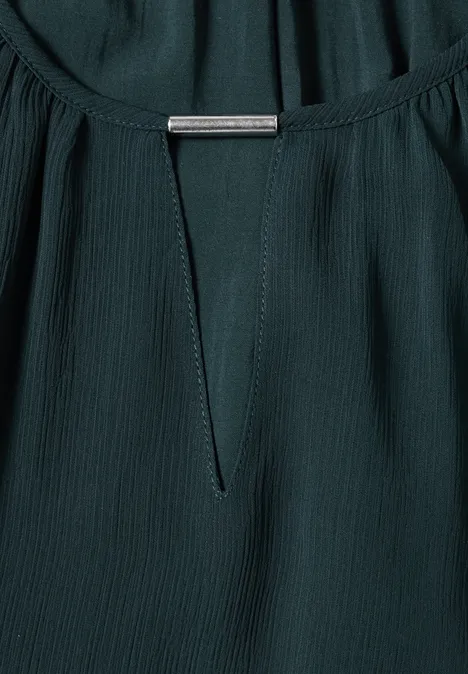 Donkergroen getextureerd shirt met V-hals en zilverkleurige sierstrip