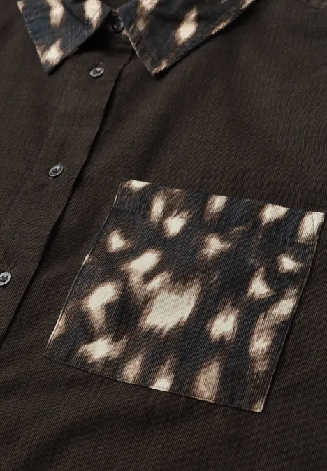 Chemisier à manches longues avec des détails imprimés représentant des chevreuils black coffee Braunes Hemd mit kontrastierendem Tiermuster-Kragen und Brusttasche