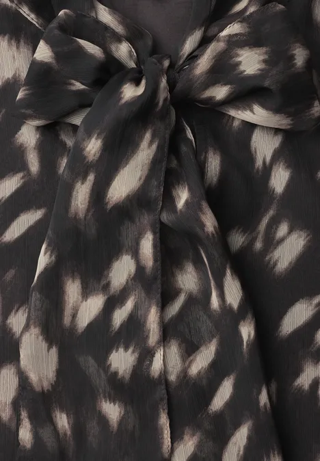 Chemisier à manches longues en chiffon avec nœud décoratif Black Schwarzes, gemustertes Oberteil mit hellen, unregelmäßigen Tupfen und einer Schleife am Ausschnitt
