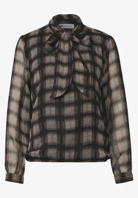 Elegante zwarte, transparante blouse met ruitpatroon, lange mouwen en een striksluiting bij de hals.