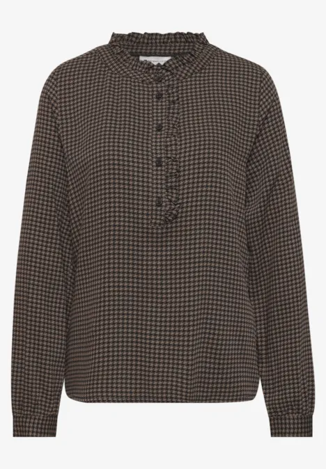 Blouse femme noire à petit motif carré orange, col à volants, patte de boutonnage partielle et manches longues.