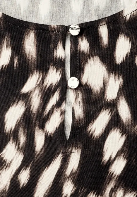 Chemisier à manches longues avec volant et imprimé cerf Black Schwarz-weiße Animal-Print-Bluse mit Knopfleiste und kleinem V-Ausschnitt
