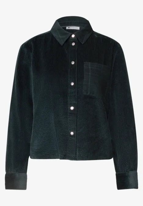 Donkere corduroy overhemdjas met knoopsluiting, borstzak en klassieke kraag.