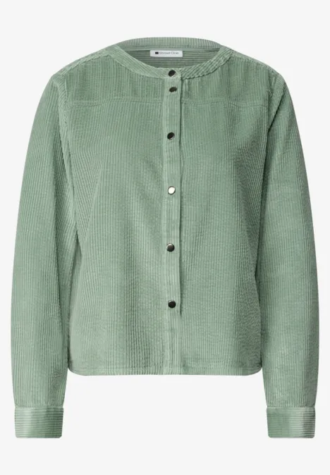 Chemisier à manches longues en velours côtelé avec coutures décoratives eucalyptus green Grüne Cordjacke mit Rundhalsausschnitt und silbernen Knöpfen, legere Passform.