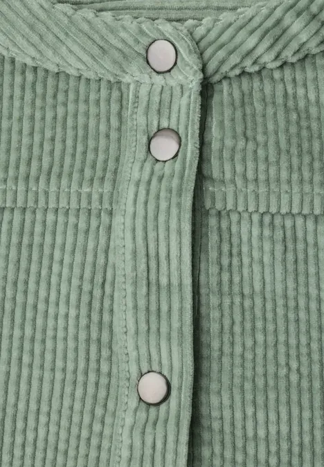 Chemisier à manches longues en velours côtelé avec coutures décoratives eucalyptus green Nahaufnahme von hellgrünem Cordstoff mit silbernen Druckknöpfen
