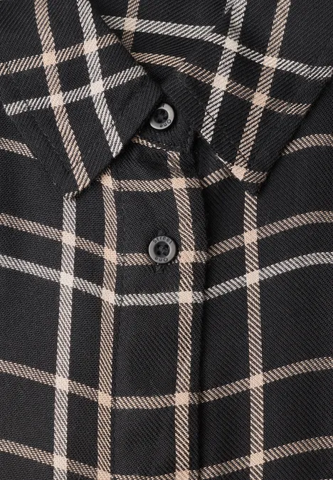 3/4-Arm Hemdbluse mit Karomuster Black Nahaufnahme eines dunkel karierten Hemds mit beigefarbenem Karomuster und Knöpfen.