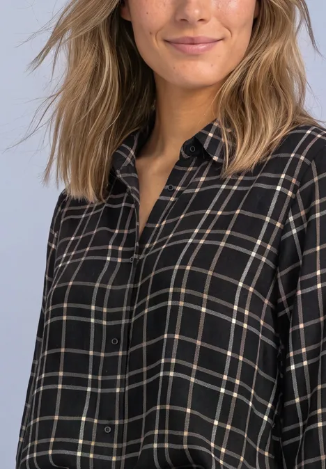 3/4-Arm Hemdbluse mit Karomuster Black Frau trägt schwarz-kariertes Hemd und lächelt leicht.