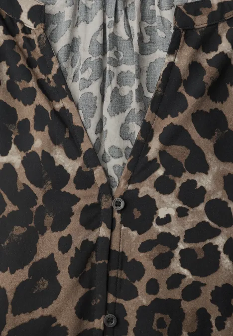 Blouse met lange mouwen, splitnek en luipaardprint Black Close-up van een bovenstuk met bruin-zwart luipaardpatroon en knopen