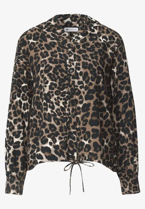 Bluse mit Kapuze und Leo-Muster Black Leopardenmuster-Bluse mit Knopfleiste, Hemdkragen, langen Ärmeln und Kordelzug am Saum.