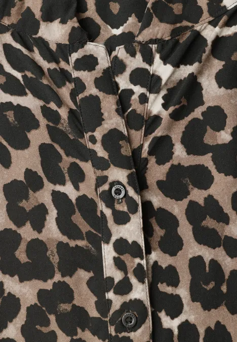 Bluse mit Kapuze und Leo-Muster Black Nahaufnahme eines Kleidungsstücks mit Leopardenmuster und schwarzen Knöpfen.