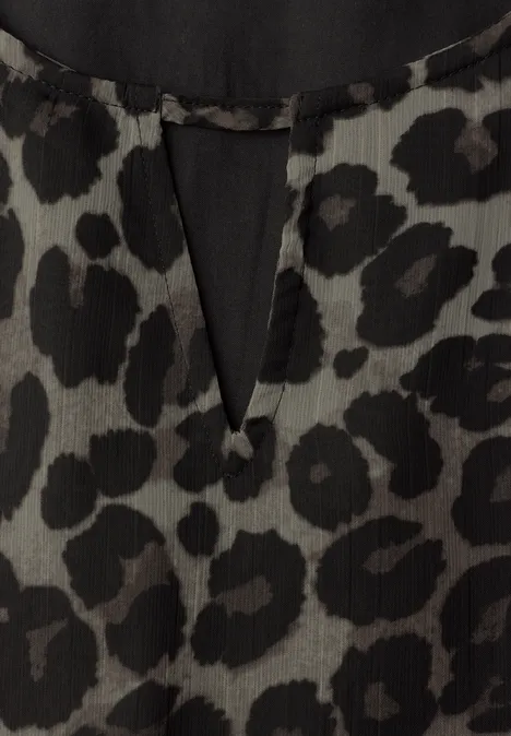 Tunika aus Chiffon mit Cut-Out-Detail Black Graues Stoffstück mit schwarzem Leopardenmuster und kleinem V-Ausschnitt.