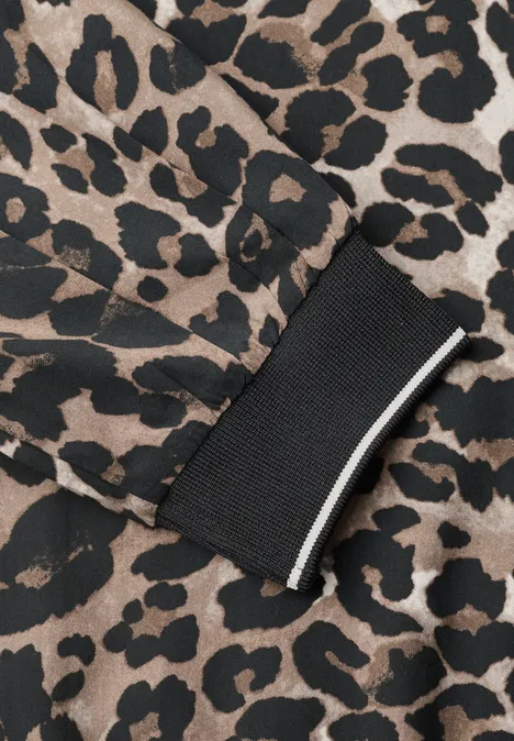 Chemisier à manches longues avec détails en bande et imprimé léopard Black Ärmelsaum mit Leopardenmuster und breitem schwarzen Bündchen mit weißem Streifen.