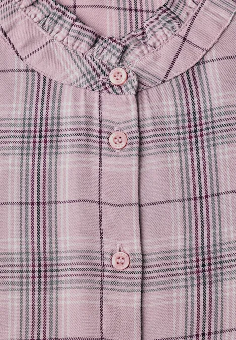 Rosa karierte Bluse mit Rüschenkragen und passenden rosa Knöpfen.