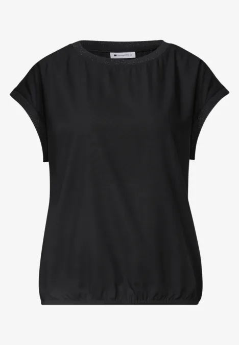 Schwarzes Kurzarmshirt mit weitem Rundhalsausschnitt und gerafftem Bund.