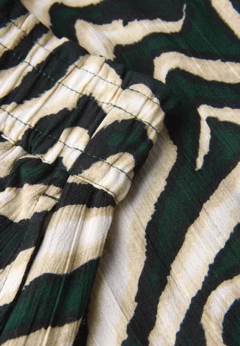 Gemusterter Skort mit Volant pine grove green