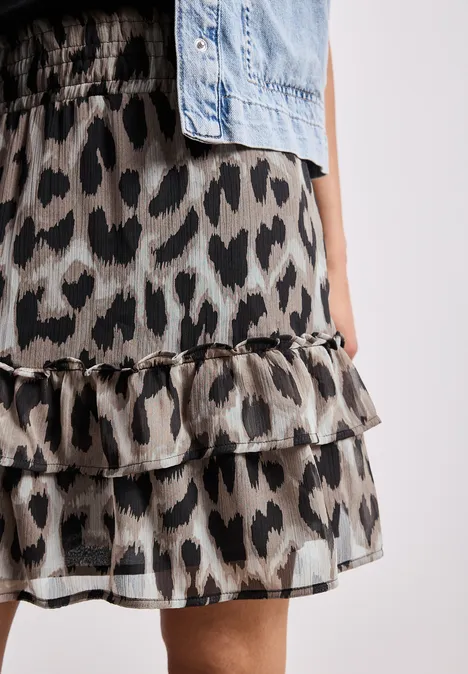 Gestufter Minirock mit Leopardenmuster, kombiniert mit Jeansjacke.