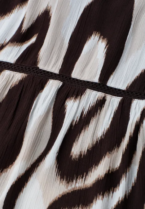 Makroaufnahme eines plissierten Stoffs mit schwarzen und weißen Zebramuster-Streifen.