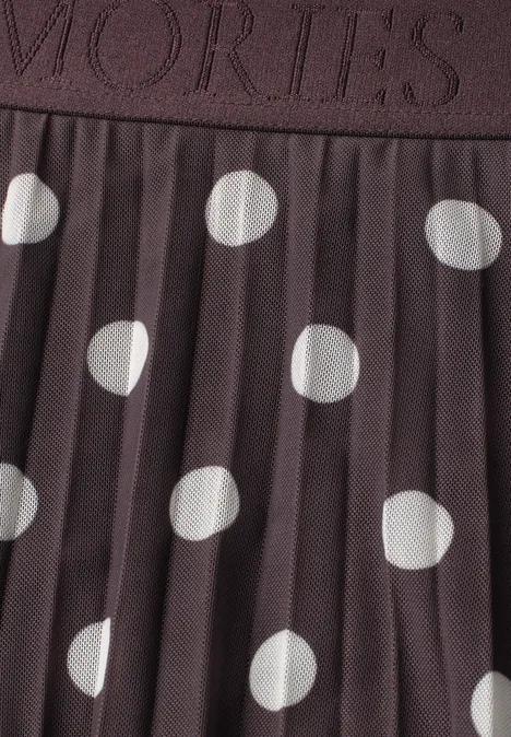 Brauner plissierter Stoff mit weißen Polka-Dots.