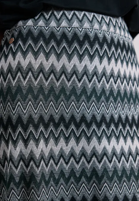 Zigzagmotief in zwart, grijs en wit op stof.