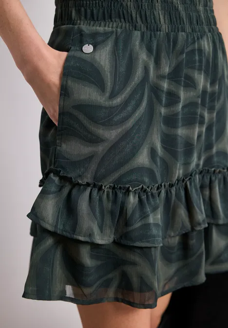 Grüner, gemusterter Rock mit Stufenrüschen, hohem Bund und seitlicher Tasche.