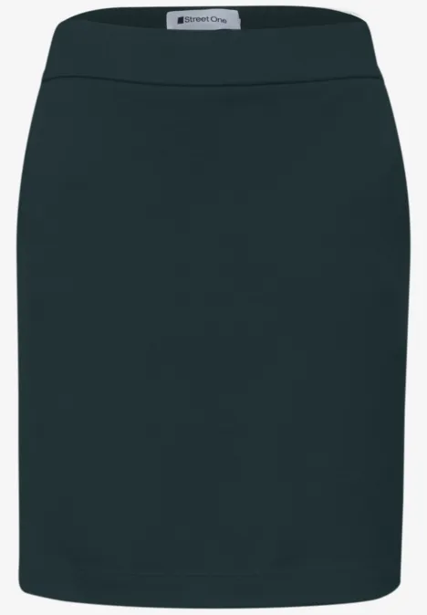 Eenvoudige, rechte korte zwarte rok zonder print of versieringen.