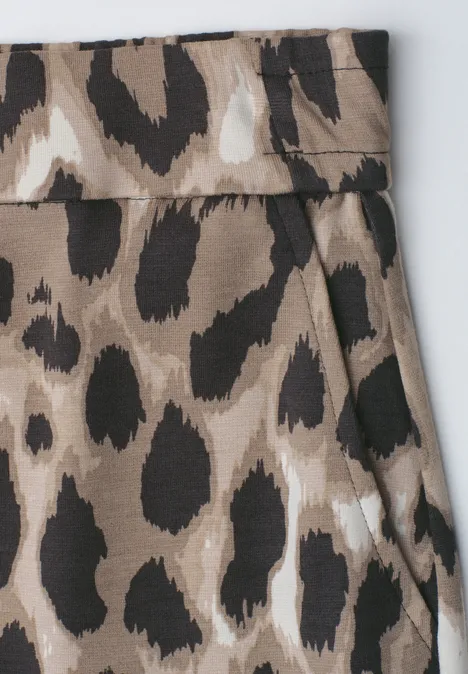 Beige-brauner Stoff mit Leopardenflecken und verdeckter Tasche