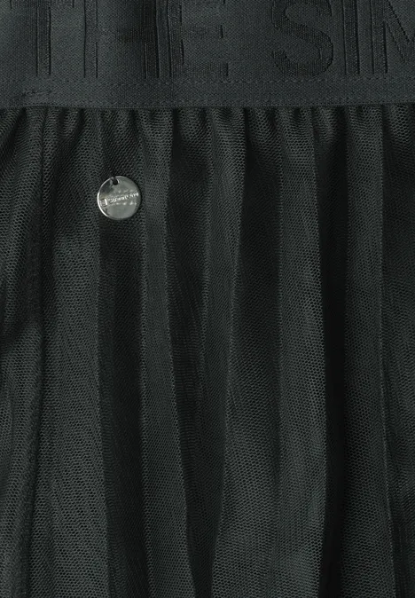 Schwarzer, plissierter Tüllrock mit elastischem Bund und kleinem silbernen Logo-Emblem.