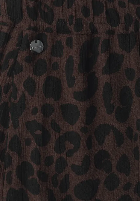 Bruine stof met zwart luipaardpatroon en knoopdetail