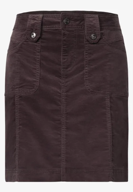 Donkerbruine corduroy rok met klepzakken voor en knoopdetails, knielengte.