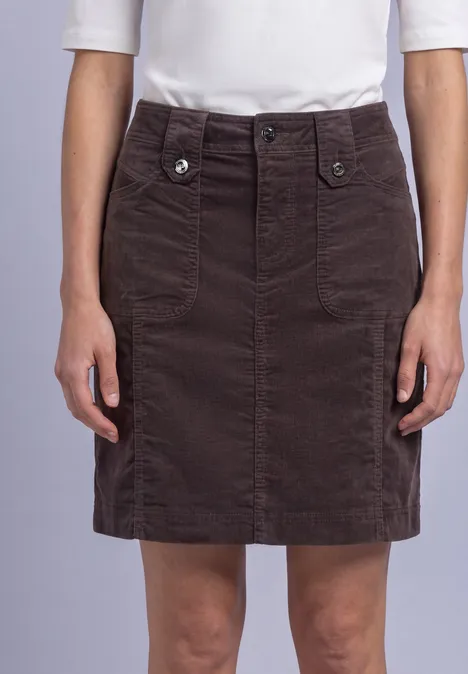Bruine corduroy rok tot op de knie, met twee voorzakken en knoopsluiting.