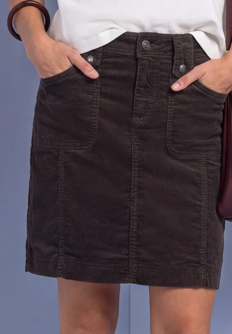 Donkerbruine corduroy rok met opgestikte zakken, knoopsluiting vooraan en een rechte snit net boven de knie.