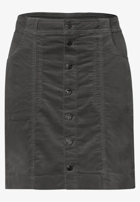 Korte zwarte rok met knoopsluiting voor en schuine zijzakken.