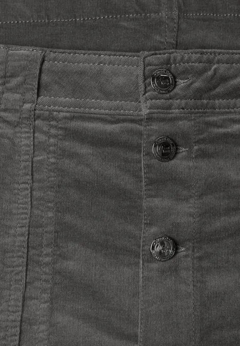 Close-up van donkergrijze corduroystof, hoge taille met drie knopen