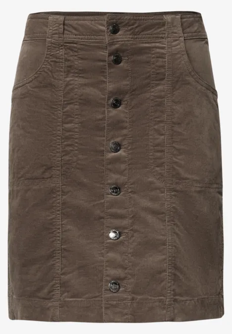 Bruine corduroy rok met knoopsluiting voor, knielengte en steekzakken aan de zijkant.