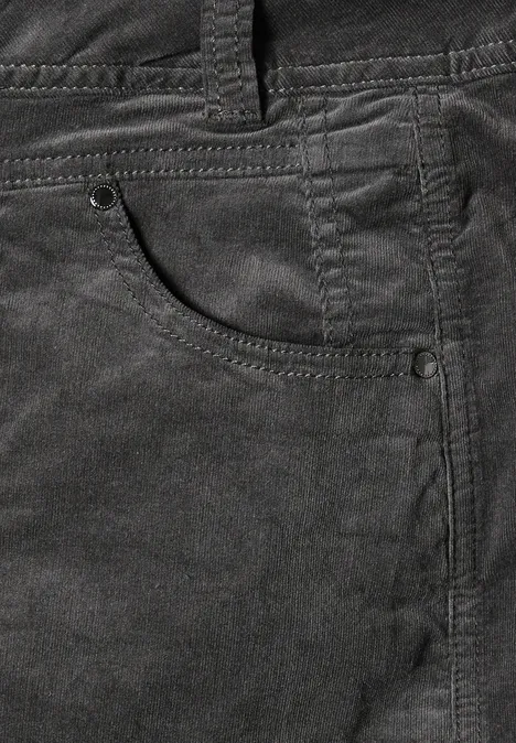Nahaufnahme einer grauen Cordhose mit eingesetzter Tasche und Gürtelschlaufen.