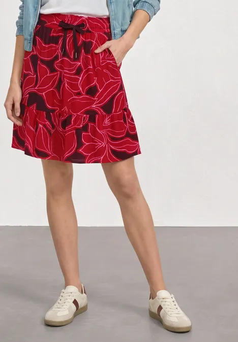Knielanger Rock mit Print und Volant salsa red Rotes knielanges Rock mit großem Blumenmuster, Gummibund und Tunnelzug, kombiniert mit weißen Sneakern.