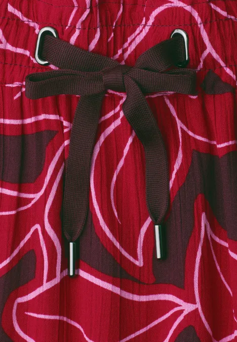 Knielanger Rock mit Print und Volant salsa red Ausschnitt eines roten Kleidungsstücks mit weißem Linienmuster und dunkelroter Kordel