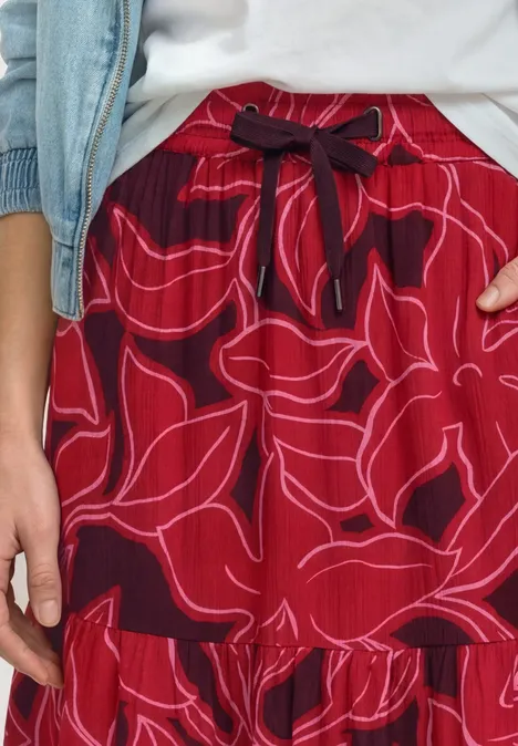 Knielanger Rock mit Print und Volant salsa red Weite, rote Hose mit floraler Musterung und schmalem Bindeband in der Taille zu Weißem Shirt und Jeansjacke.