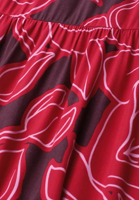 Maxi-Rock mit Volants und Print salsa red Nahaufnahme eines roten Stoffes mit weißen, abstrakten Blumenmustern und geraffter Naht.