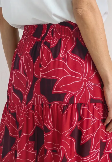 Maxi-Rock mit Volants und Print salsa red Nahaufnahme eines roten, stufigen Rocks mit weißen Blumenranken und elastischem Bund.